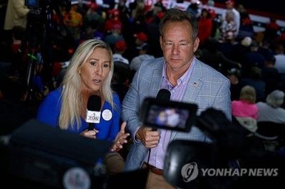 "정장 있긴 해?" 젤렌스키 조롱한 기자, 친트럼프 의원 남친