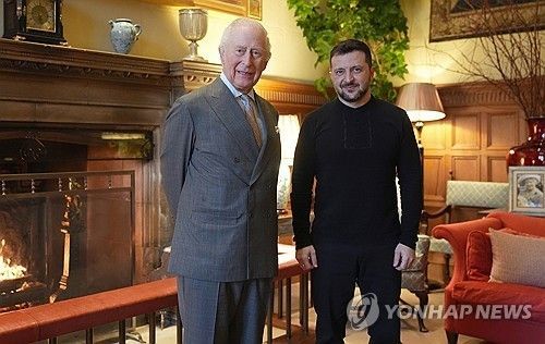 트럼프에 굴욕 당한 젤렌스키, 英 찰스 3세에겐 환대 받아