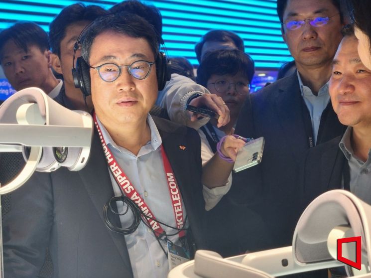 노태문 만난 유영상 "삼성 XR 헤드셋에 통신칩 있나요?"[MWC현장]