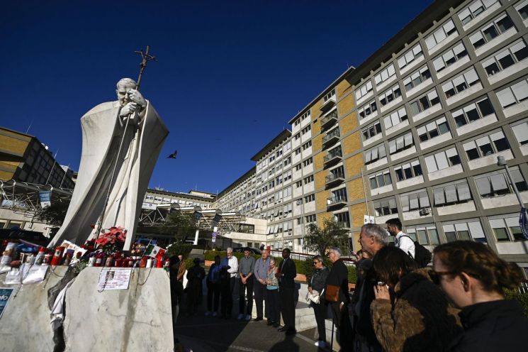교황, 호흡곤란 두 차례 겪어…인공호흡기 재개