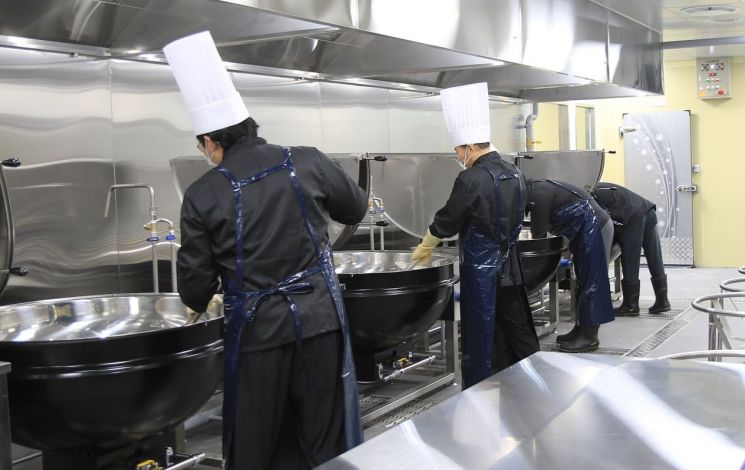 CJ프레시웨이, 어르신 밥상 차린다…실버 이동급식 조리시설 조성