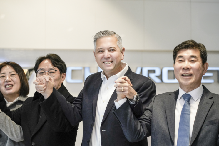헥터 비자레알 한국GM 사장이 쉐보레 신촌 대리점을 방문해 대리점 관계자들과 기념 촬영을 하고 있다. 한국GM 제공