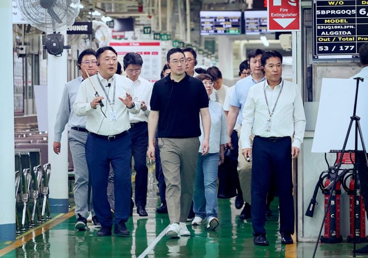 구광모 ㈜LG 회장(앞줄 가운데)이 인도 뉴델리에 위치한 LG전자 노이다 생산공장에서 생산라인을 살펴보고 있다. 사진=LG그룹 제공