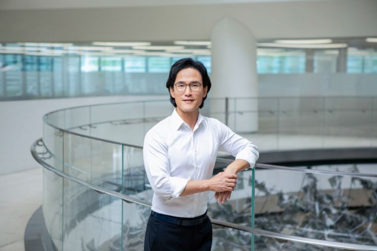 조현범 한국앤컴퍼니 회장, 임원과 'AI오픈톡' 토론