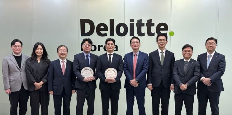 한국 딜로이트 그룹이 지난 28일 ‘2025년 한국회계학회 딜로이트 안진 학술상’ 시상식을 진행했다고 밝혔다. 왼쪽부터 김기영 한국회계학회 차기 회장(명지대 교수), 지승민 한국회계학회 회계학연구 편집위원장(고려대 교수), 김갑순 한국회계학회 회장(동국대 교수), 정태진 한양대 경영대학 교수, 강평경 서강대 경영대학 교수, 홍종성 한국 딜로이트 그룹 총괄대표, 장수재 한국 딜로이트 그룹 회계감사부문 대표, 장형수 한국 딜로이트 그룹 부대표, 김한석 한국 딜로이트 그룹 기업지배기구발전센터 센터장. 한국 딜로이트 그룹 제공