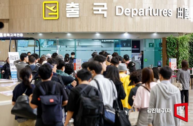 서울 강서구 김포공항 국제선에서 여행객들로 붐비고 있다.