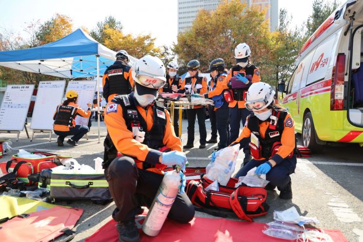 경기도소방재난본부 구급 대원들이 구급 처치 훈련을 하고 있다. 경기도소방재난본부 제공