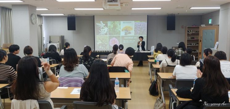임산부들이 용인 수지보건소의 아로마테라피 교육을 받고 있다. 용인시 제공