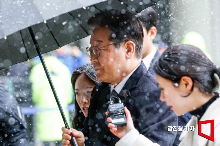 이재명 더불어민주당 대표가 4일 서울 서초구 서울중앙지방법원에서 열린 대장동 배임 및 성남FC 뇌물 관련 1심 속행 공판에 출석하고 있다. 2025.3.4. 강진형 기자