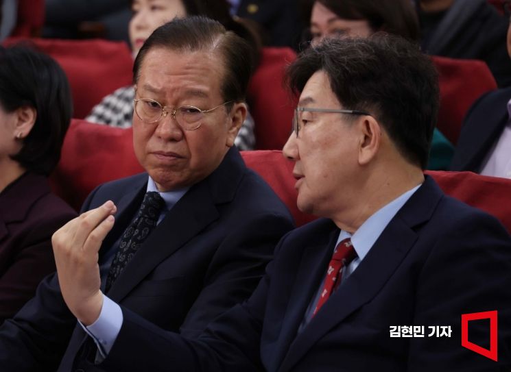 [포토] 대화하는 권영세-권성동