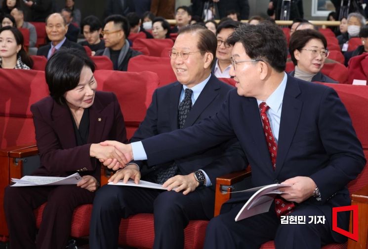 [포토] 서명옥 의원과 악수하는 권성동 원내대표