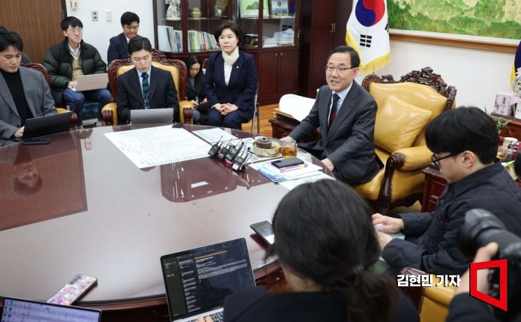 국민의힘 헌법개정특별위원회(개헌특위) 위원장을 맡은 주호영 국회 부의장이 4일 국회 집무실에서 첫 회의 내용에 대해 설명하고 있다. 2025.3.4 김현민 기자