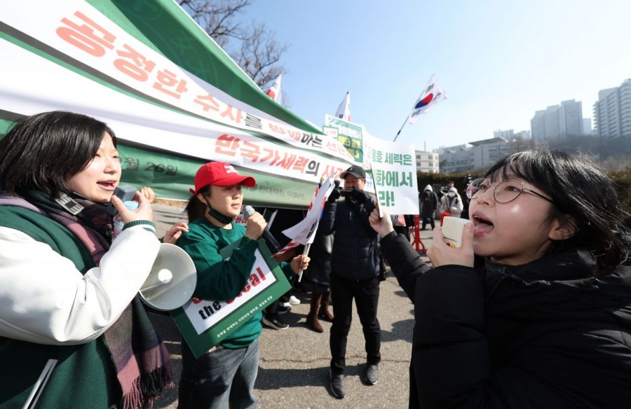 지난달 26일 서울 서대문구 이화여자대학교에서 윤석열 대통령 탄핵 찬성 집회와 탄핵 반대 집회가 열리고 있다. 연합뉴스
