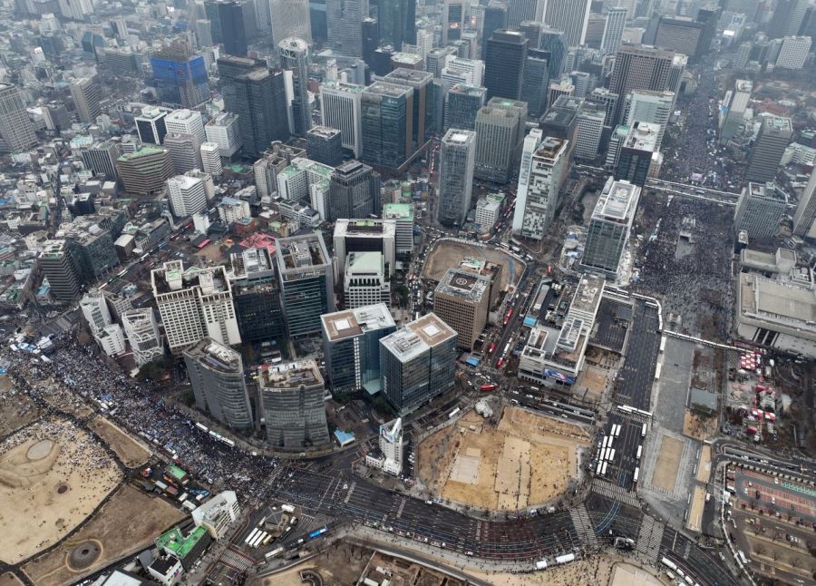 삼일절인 지난 1일 서울 곳곳에서 윤석열 대통령 탄핵 찬반 집회가 열리고 있다. 왼쪽 아래 안국동 사거리에서 더불어민주당을 비롯한 야 5당이 탄핵 촉구 집회를, 오른쪽 위 세종대로에서 대한민국바로세우기국민운동본부 탄핵 반대 집회를 하고 있다. 연합뉴스