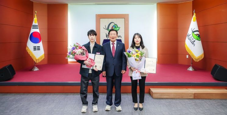 좌측부터 박선중 주무관_함안군수_전선희 주무관. 함안군 제공