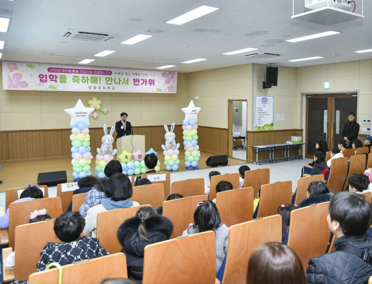 김병수 김포시장이 4일 개교한 운양동에 위치한 모담초등학교에 참석해 입학을 축하하고 있다. 김포시 제공