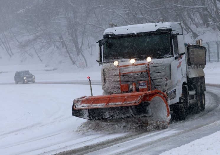기습 폭설 '하얗게 질린' 서울…출근길도 발동동