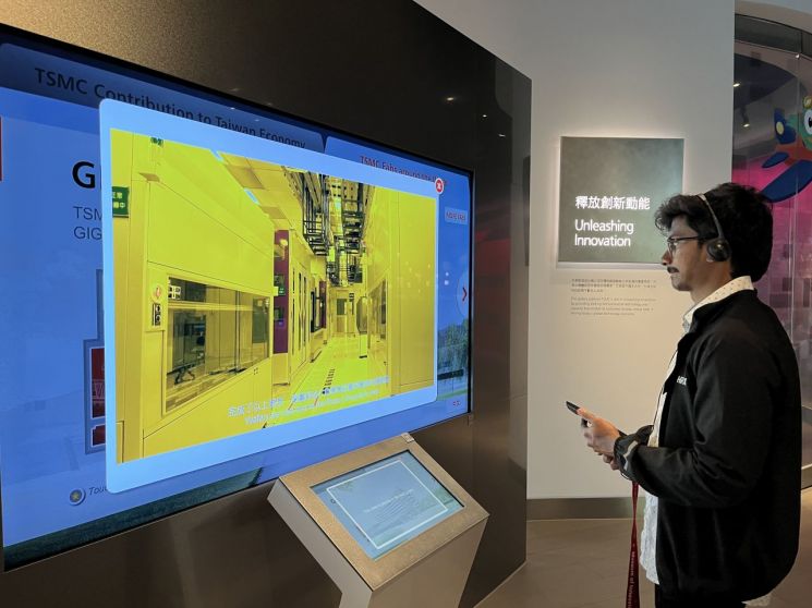 지난달 20일 대만 신주과학단지 내 TSMC 혁신관에서 한 외국인 방문객이 전시물을 바라보고 있다. TSMC의 공장 및 설비 현황을 소개하는 해당 전시물을 이 방문객은 아주 오랫동안 공들여 살폈다. (사진 출처=김현정 기자)