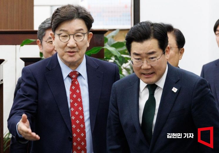 [포토] 여야 원내대표 회동 향하는 권성동-박찬대