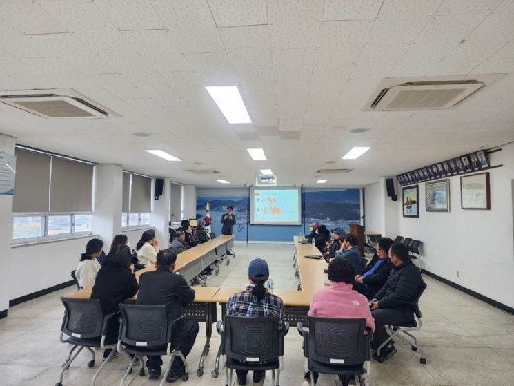 제9회 마량놀토수산시장의 성공적인 운영을 위한 간담회를 하고 있다. 강진군 제공