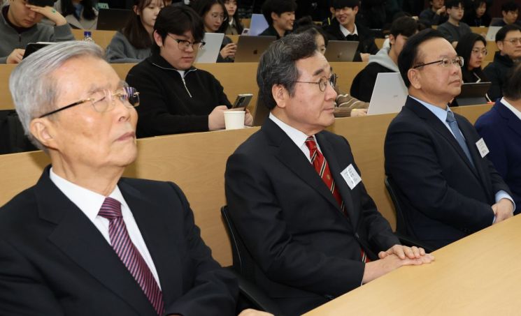4일 서울대 아시아연구소에서 열린 국가미래전략원 정치개혁 대담회 '국가원로들, 개헌을 말하다'에  김종인 전 국민의힘 비상대책위원장(왼쪽부터), 이낙연, 김부겸 전 총리가 참석해 있다. 연합뉴스