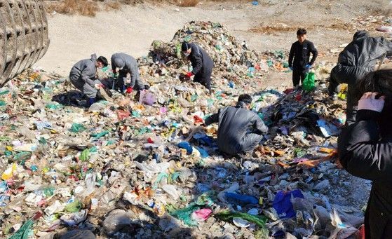"아들 수술비라고요?"…쓰레기장 뒤져 2600만원 찾아 준 환경미화원들
