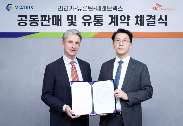 박현선 SK케미칼 Pharma 사업대표(오른쪽), 빌 슈스터 비아트리스 코리아
대표이사(왼쪽)가 계약을 체결한 후 기념사진을 촬영하고 있다. 사진제공=SK케미칼