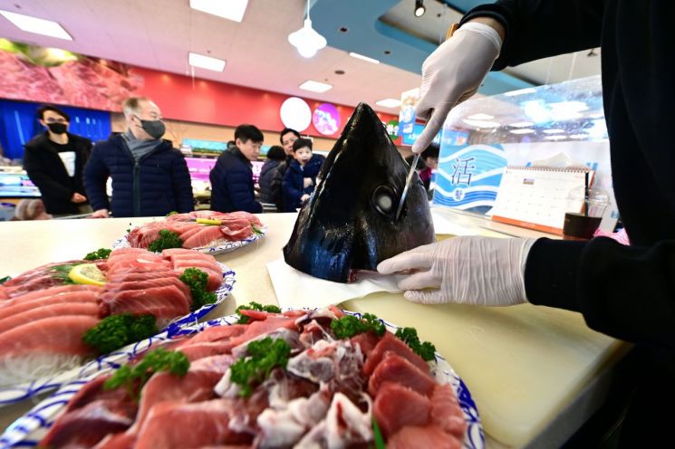 [포토]농협유통, '참치데이' 맞아 2만원대 모둠회 판매 