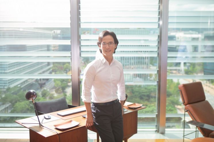 조현범 회장 "조직장 회의 영어로 소통…글로벌 기업 효율성 제고" 