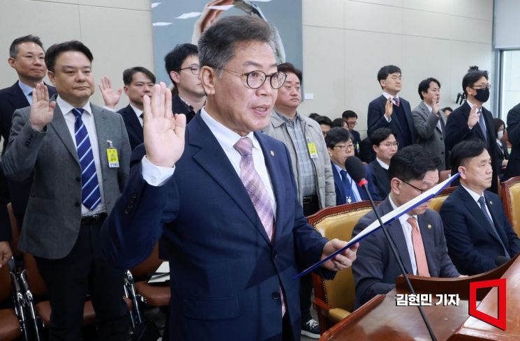 [포토] 증인 선서하는 김용빈 선관위 사무총장