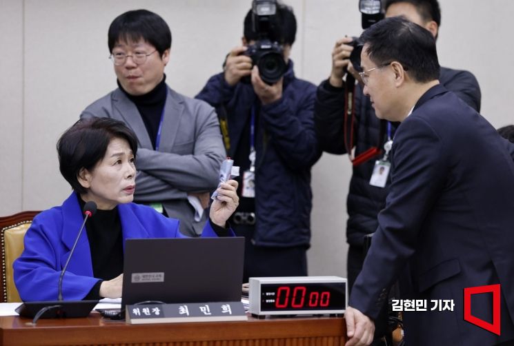 최민희 국회 과방위원장이 5일 국회에서 열린 과학기술정보방송통신위원회 전체회의에서 최형두 여당 간사와 대화하고 있다.  2025.3.5. 김현민 기자