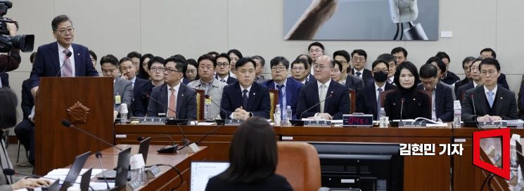 [포토] 답변하는 김용빈 선관위 사무총장