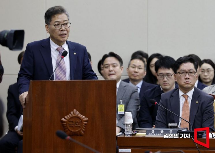 [포토] 부정선거 관련 질문 답변하는 김용빈 사무총장