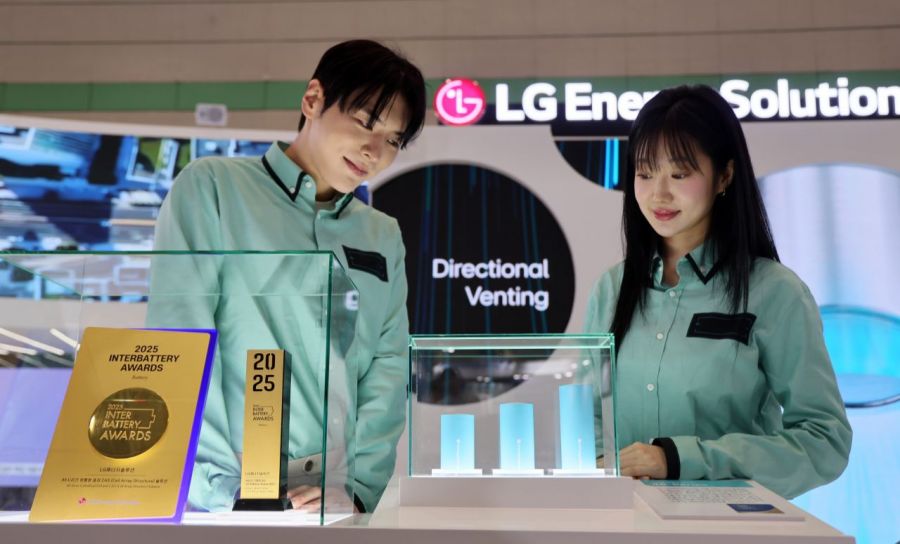 5일 서울 강남구 코엑스에서 열린 '인터배터리 2025'에서 LG에너지솔류션의 46 시리즈 배터리가 공개되고 있다. 윤동주 기자