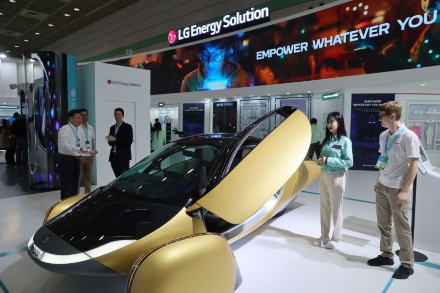 5일 서울 강남구 코엑스에서 열린 '인터배터리 2025'를 찾은 관람객들이 LG에너지솔류션의 2170 배터리가 탑재된  친환경 모빌리티 차량을 둘려보고 있다. 윤동주 기자