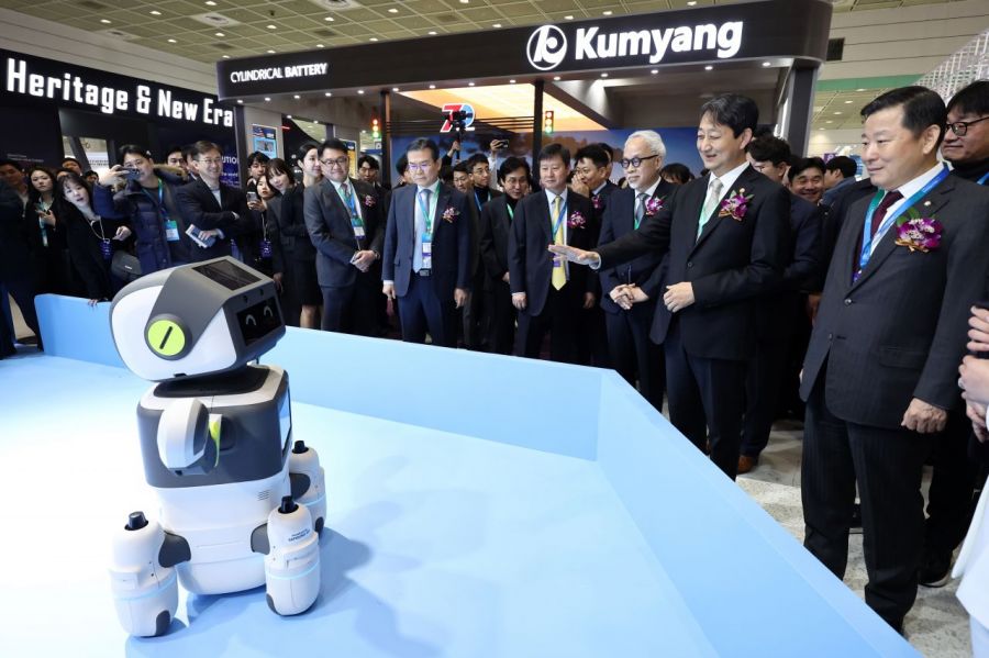 5일 서울 강남구 코엑스에서 열린 '인터배터리 2025’에서 안덕근 산업통상자원부 장관, 한국배터리산업협회장 김동명 LG에너지솔루션 최고경영자 사장, 최주선 삼성 SDI대표이사를 비롯한 배터리 업체 대표 등 관계자들이 삼성SDI 부스를 둘러보고 있다. 연합뉴스
