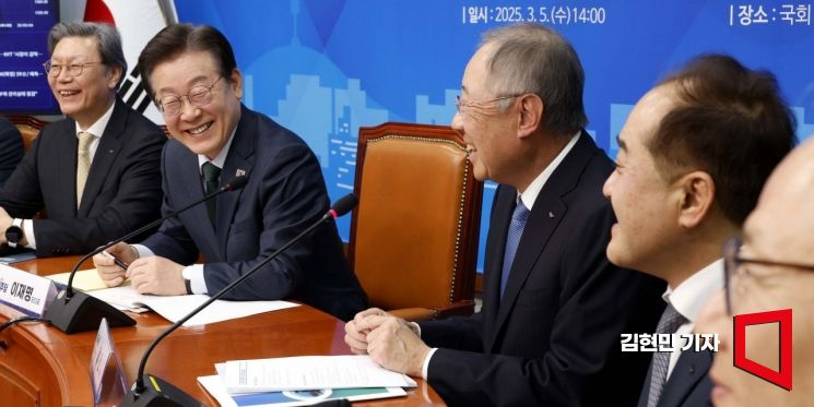 [포토] 류진 한경협 회장과 대화하는 이재명 대표