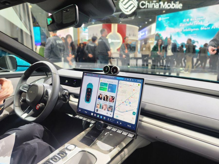 4일(현지시간) MWC2025 전시관에서 기자가 시승한 '샤오미' 전기차 SU7 내부. 샤오미 휴대폰을 들고 타면 바로 연동돼 차 내부 화면에서 휴대폰을 조작할 수 있다. 하이퍼 OS로 연결된 '샤오AI' 기능을 활용해 목소리로 문을 열 수도 있다. 사진=박유진 기자