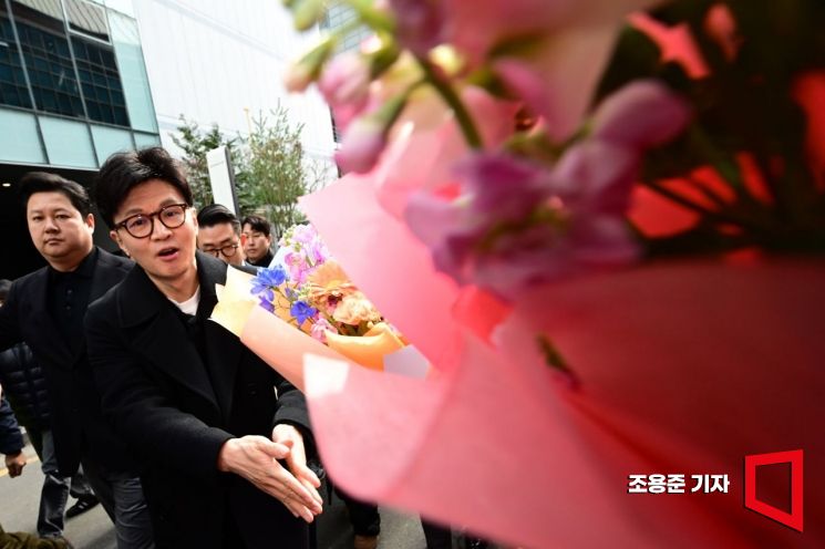 [포토] 꽃다발 받는 한동훈 전 국힘 대표