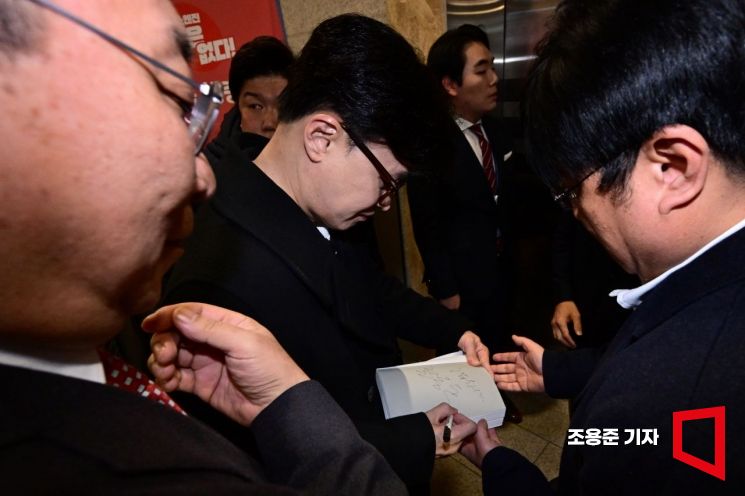 [포토] 책 사인하는 한동훈 전 국힘 대표