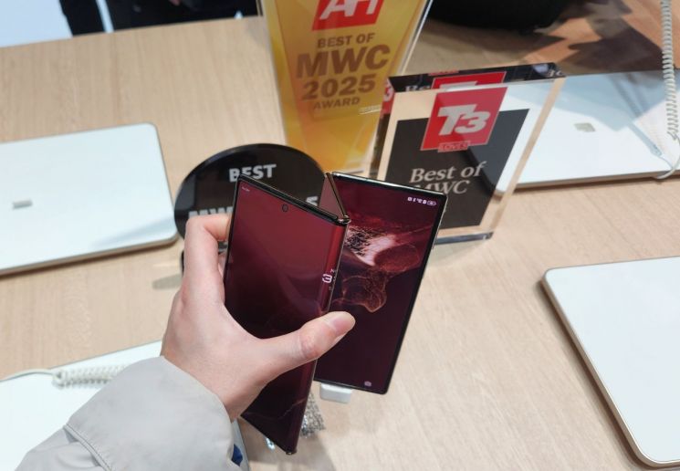 4일(현지시간) MWC2025 1층 전시관에 마련된 화웨이 부스에서 인기를 가장 많이 끌었던 '두번 접는 폰'. 관람객들은 이 휴대폰을 만져보기 위해 오전부터 줄을 섰다. '아너' 부스에서는 최신 휴대폰으로 딥페이크 영상 감지 기능이 시연되고 있다. '레노버'의 롤러블 노트북은 키패드 오른쪽 위 버튼을 누르면 화면이 말려 올라가거나 내려간다. 레노버는 이 노트북을 연내 시장에 출시할 계획이다.(사진 왼쪽부터)  사진=박유진 기자