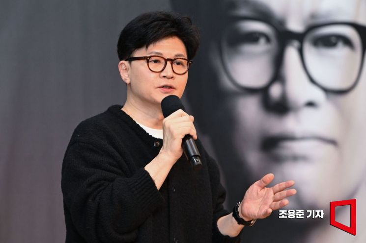 앞서 자신의 저서와 사회관계망서비스(SNS) 등을 통해 "이 대표는 대한민국에서 가장 위험한 사랑"이라는 주장을 펴고 있는 한 전 대표는 이날도 이 대표에 대해 "밉다기보다는 위험한 인물"이라고 지적했다. 한 전 대표는 이 대표에 대해 "요즘은 꾹 참고 계시지만, 본성이 툭툭 튀어나온다"면서 "'권력은 잔인하게 쓰는 것'이라는 말씀도 하시지 않았나. 어떤 정치를 할 것인지가 드러난다"고 말했다. 조용준 기자