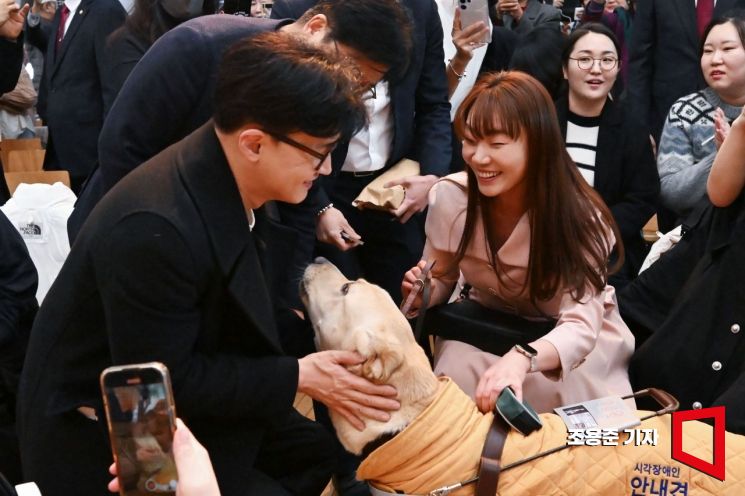 [포토] 태백이와 인사하는 한동훈 전 대표