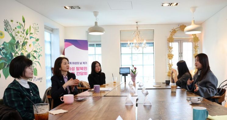 통일차관, 여성 탈북민 만나 격려…"일자리·육아 지원방안 강구"