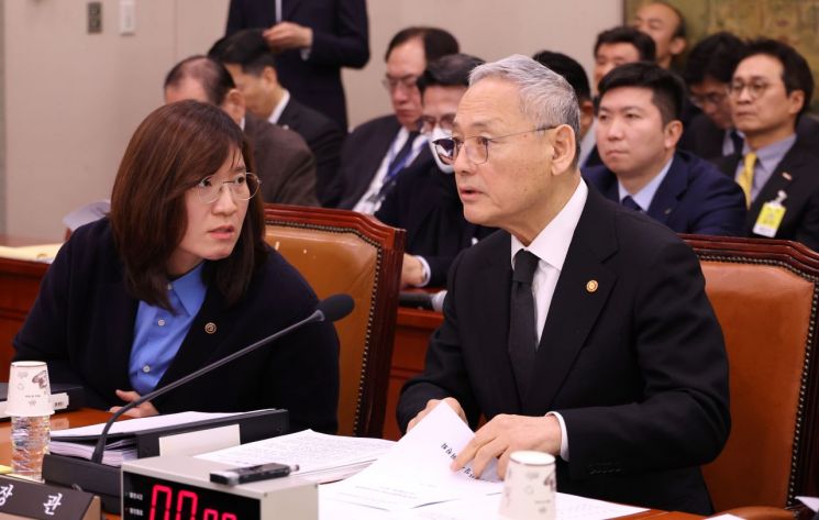野 "국립예술단체 통합 졸속 행정"…유인촌 "충분히 논의하겠다"
