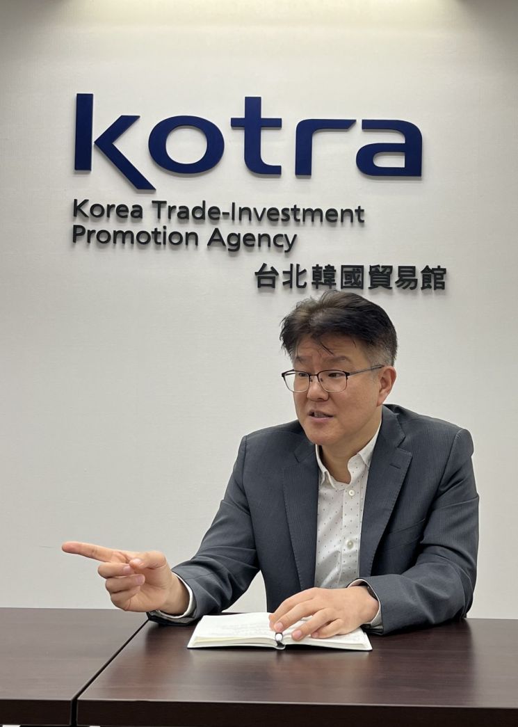 지난 21일 대만 타이베이 시내 중심부에 위치한 TWTC 인터내셔널 트레이드 빌딩 내 사무실에서 이영기 코트라(KOTRA) 타이베이 무역관장이 아시아경제신문과 인터뷰를 하고 있다. (사진 촬영= 김현정 기자)