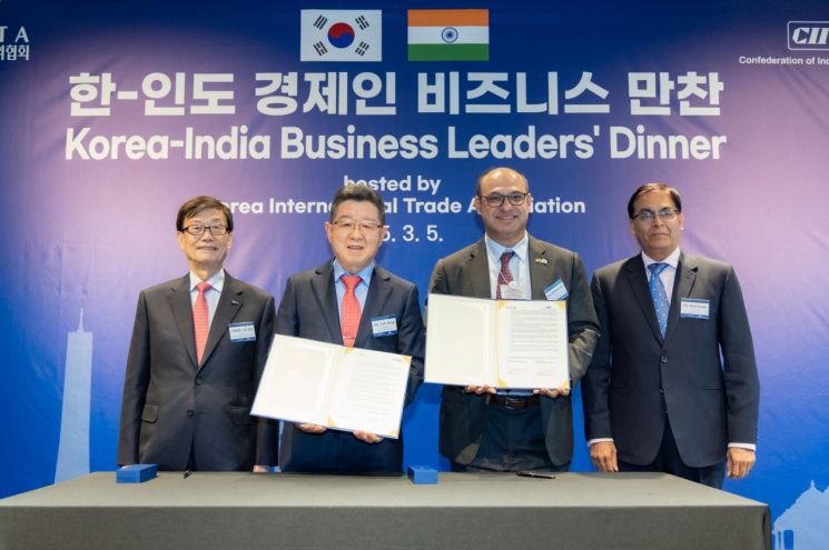 5일 서울 강남구 트레이드타워에서 한국무역협회와 인도산업협회가 양국 비즈니스 협력 활성화를 위한 업무협약(MOU)을 체결했다. 왼쪽부터 윤진식 한국무역협회 회장, 오석송 ㈜메타바이오메드 회장, 쉬브 시단트 카울 인도산업협회 한국위원장, 아밋 쿠마르 주한인도대사. 한국무역협회 제공