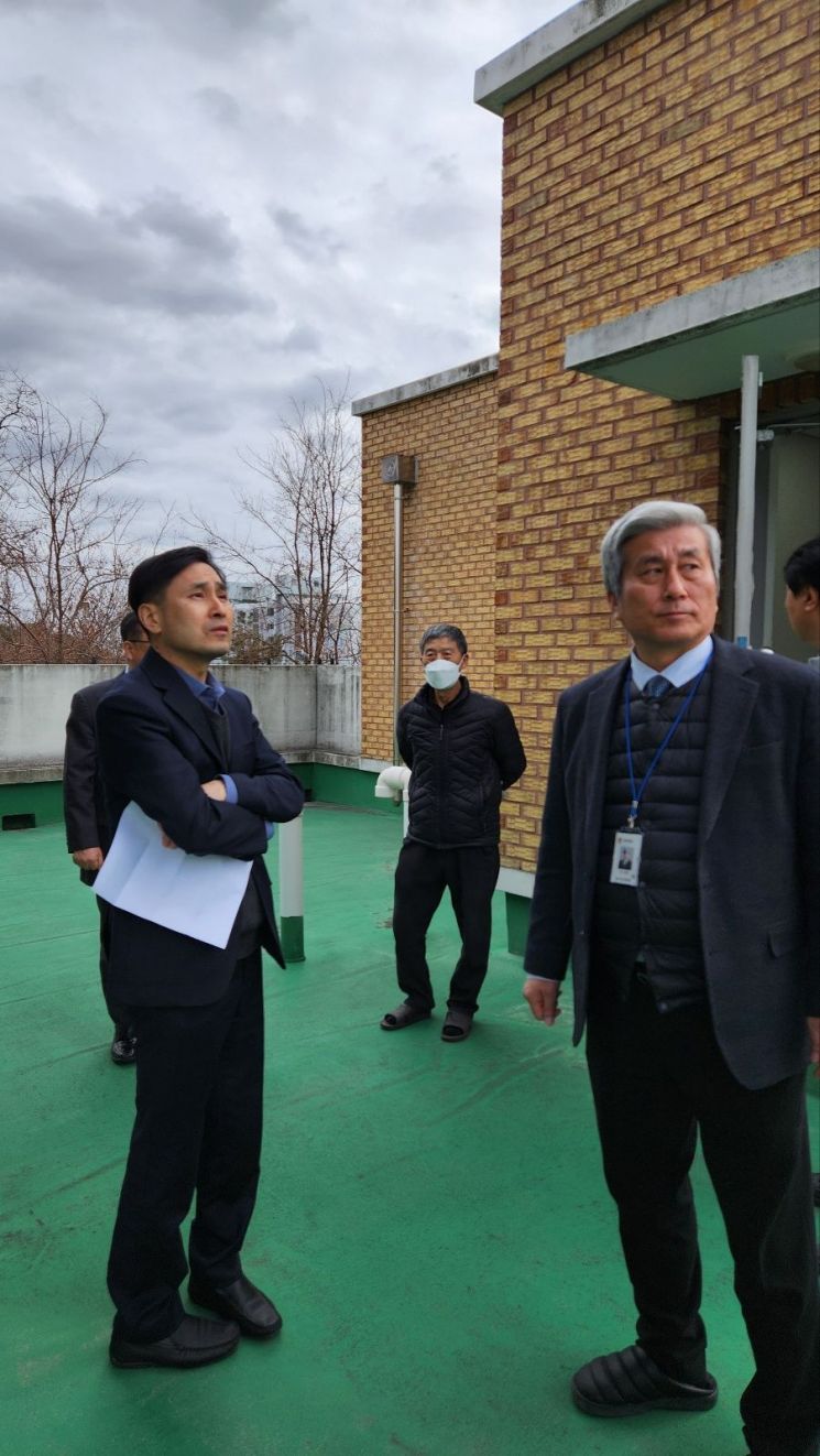 김진수 경기도교육청 제1부교육감이 5일 화성 소재 한교를 방문화 화재예방 안전점검을 관계자들과 확인하고 있다. 경기도교육청 제공