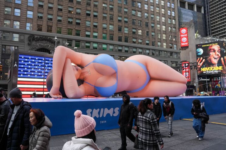뉴욕 한복판에 초대형 비키니 풍선…"촌스럽다" 역풍 맞은 셀럽