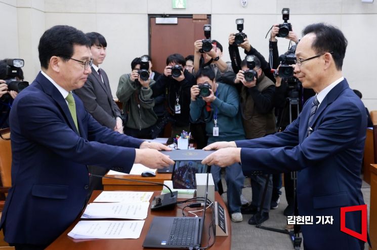 [포토] 선서문 제출하는 김대웅 선관위원 후보자